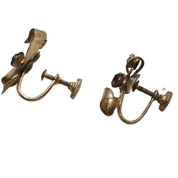 VINTAGE 1940s SCREW BACK STYLE GOLDTONED RIBBON DESIGN EARRINGS WITH FAUX RUBY - Picture 4 of 5